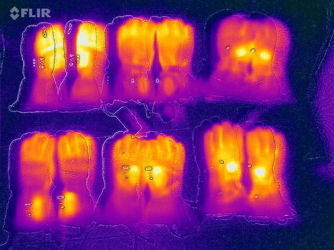 De gauche à droite et de haut en bas : Ekoï Heat Concept 3, Gheat Evo-3, Therm-ic Powergloves 3+1, Racer Heat 4, Racer Connectic 4, Therm-ic Ultra heat boost gloves, tous à leur puissance maximale de chauffe.
On voit que les Ekoï chauffent fort (et/ou sont moins isolants).